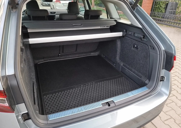 Skoda Superb cena 106899 przebieg: 72000, rok produkcji 2018 z Sosnowiec małe 742